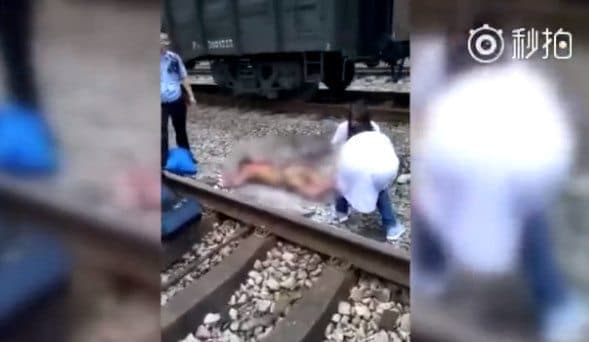 重慶男爬火車頂拍「抖音」碰觸高壓纜燒死