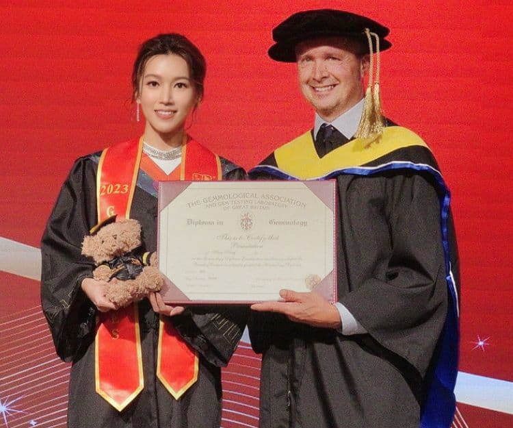 38歲傅嘉莉真空大露背裝賀大日子 盤點圈中好學明星：女神朱千雪成大律師、1位仲讀緊！
