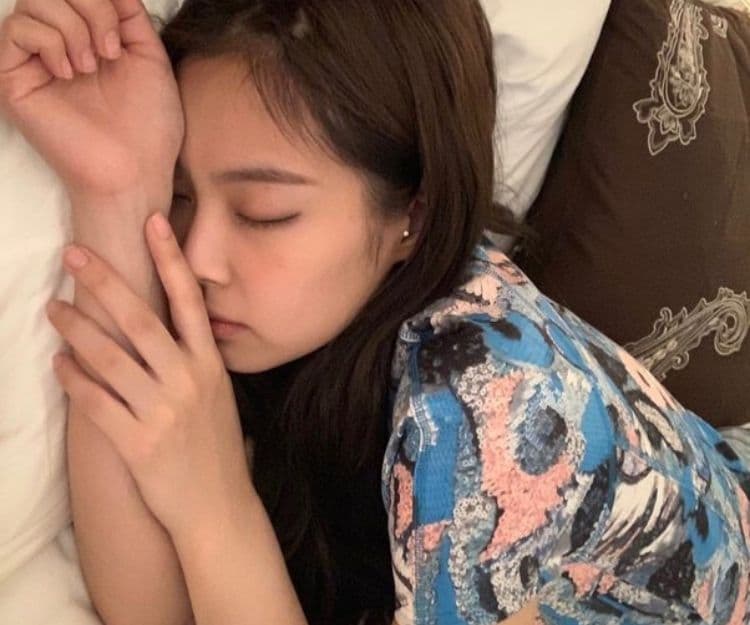 失眠原因｜唔曬太陽都會導致失眠？影響睡眠質素6大原因：睡前飲1種飲品係大忌！聽歌瞓覺都唔得？