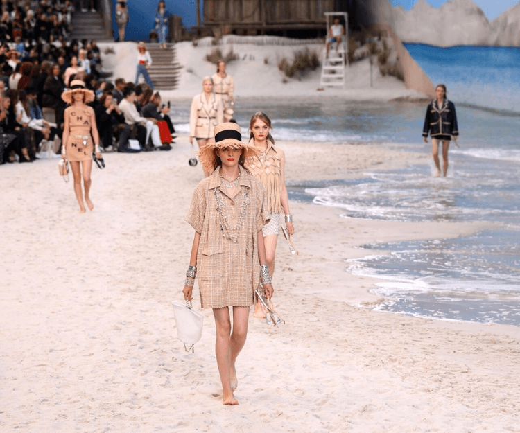 【#shebrands】Chanel香港時裝秀掀熱話！18年後再在港開騷選址原因  細數Chanel 5大經典時裝秀場景：香港首個秀在邵氏影城、2017年N°5火箭最震撼！