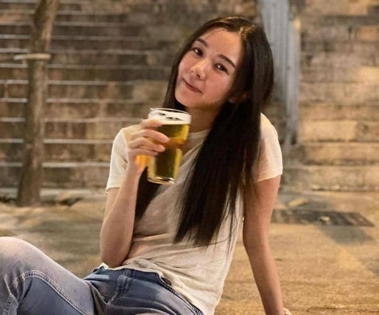 網絡熱話｜內地女生發文批港女打扮hea爆：購物袋當手袋、髪型只係清湯掛麵  港女反擊：「唔一定大紅大紫就靚」